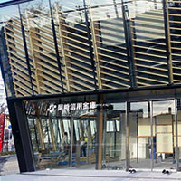 総ガラス張り店舗のガラス・サッシ設置工事